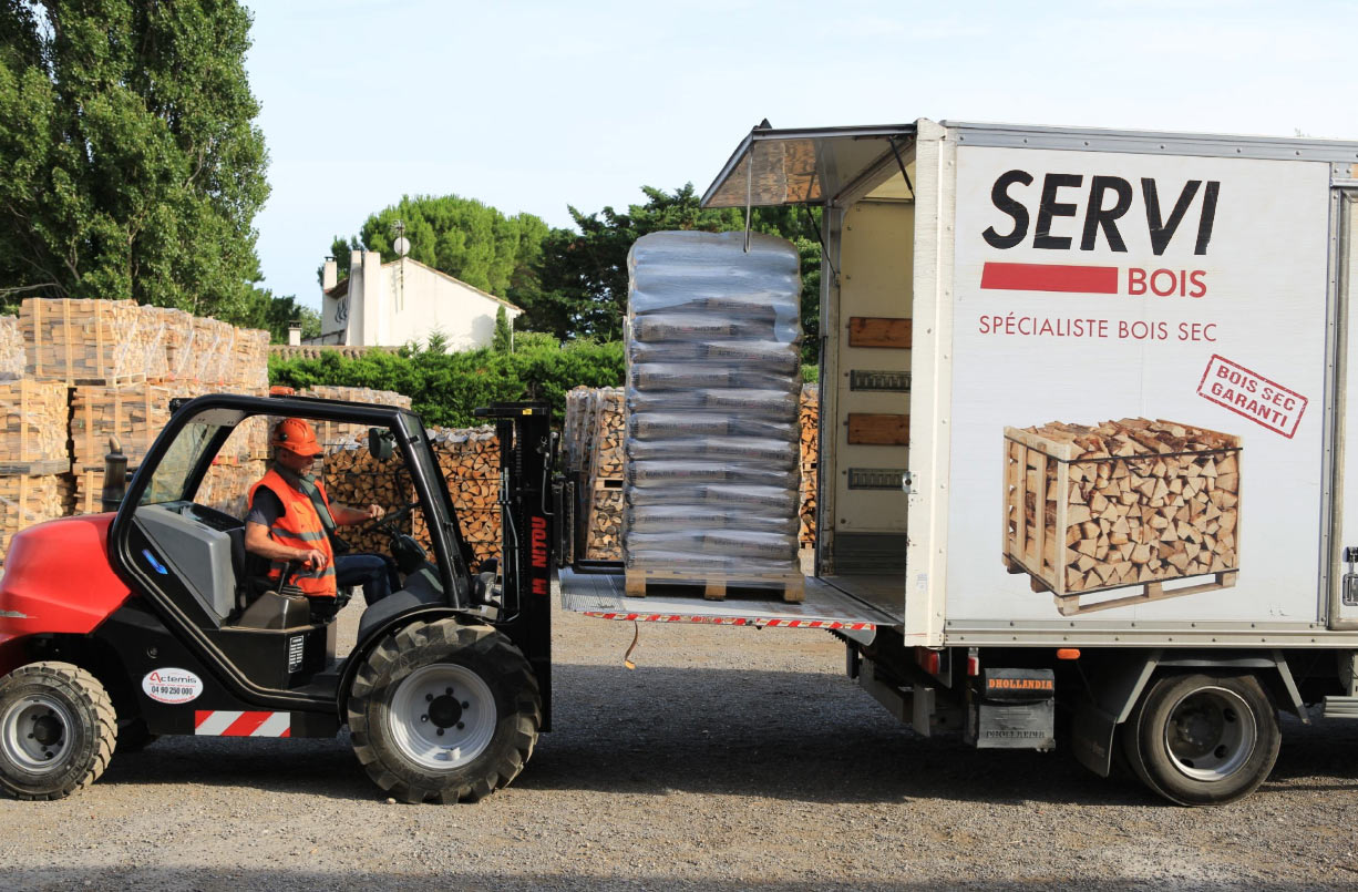 Palette mit Holzbriketts, 104 Packungen — Foto 3
